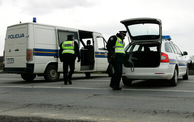 Kaos na cesti između Kuševca i Širokog Polja: Pijan vozač bez dozvole bježao policiji