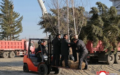 Na koga vas ovo podsjeća? Kim Jong Un za volanom viljuškara i s lopatom u ruci