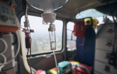 Tinejdžerica u Engleskoj ispala iz kola hitne pomoći