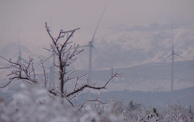 Zima kakva se ne pamti više od 20 godina: Automobili pod ledom, nema struje, srušena stabla...