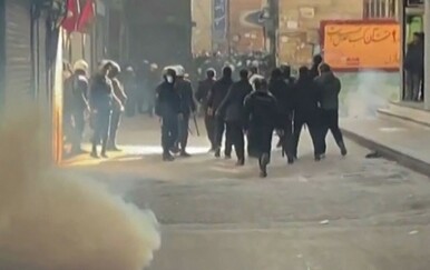 Nasilni prosvjedi se šire Iranom: "Smrt diktatoru, živio šah"