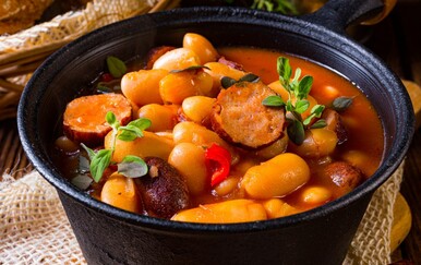 Grije tijelo i dušu: Pikantno varivo s krumpirom, bijelim grahom i kobasicom recept