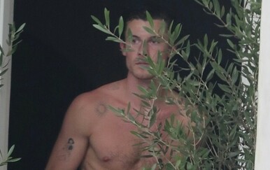 Shawna Mendesa paparazzi uhvatili u golišavom izdanju na kućnom pragu