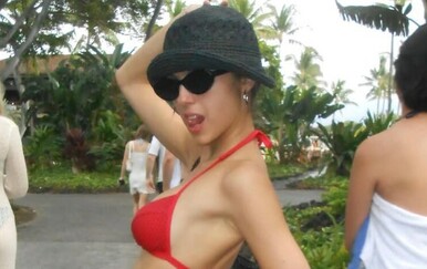 Olivia Rodrigo s prijateljima slavila Novu godinu nakon prekida s Louisom Partridgeom