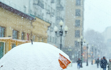 Kako se piše: sniježiti ili snježiti