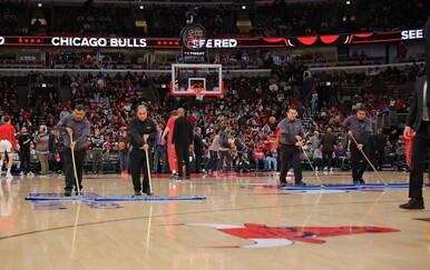 Radnici krpama pokušali spasiti NBA utakmicu, ali uzalud – teren bio preopasan