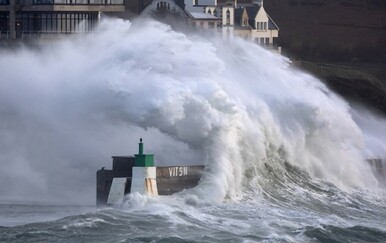 Stotine tisuća bez struje zbog oluje Goretti koja pogađa Francusku i Britaniju