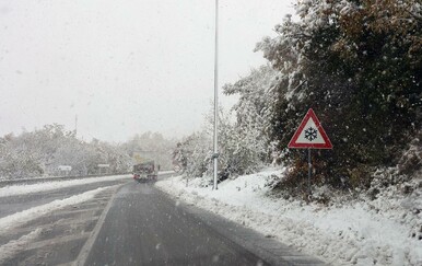 Zimski uvjeti u Dalmatinskoj zagori: Snijeg do magistrale, poledica prijeti vozačima