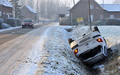 Prometna nesreća, svađa pa sjekira: Mladić teško ranjen ispred vlastite kuće