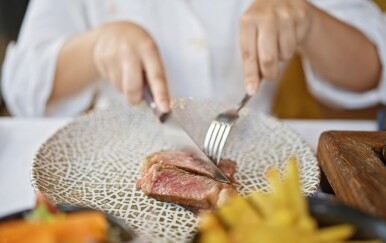 Amerika okrenula prehrambenu piramidu naglavačke: Više mesa, manje žitarica – je li to stvarno zdravo? Evo što kaže nutricionistica