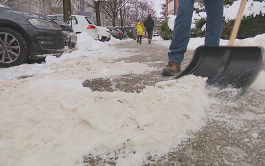 Snijeg u Zagrebu i dalje stvara probleme