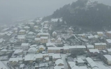 Srednju Dalmaciju prekrio snijeg