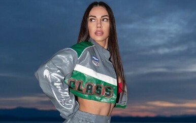 Žanamari polugola pozirala na snijegu