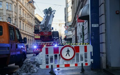 FOTO Kaos u centru Zagreba: Pala fasada sa zgrade, intervenirali vatrogasci i policija