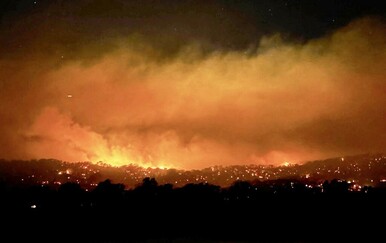 Australija: Deseci kuća sravnjeni sa zemljom, u požarima poginula jedna osoba