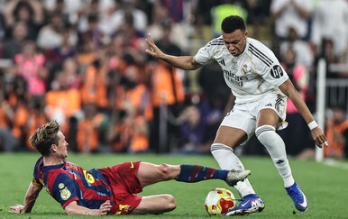 Kontroverza u El Clasicu: Brutalan start De Jonga na Mbappeu, Nizozemac se kiselo smijao