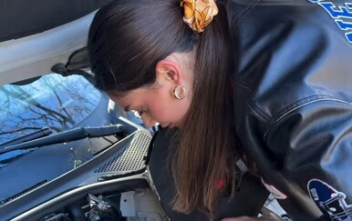 Miss Universe Hrvatske Laura Gnjatović pokazala da sama zna zamijeniti akumulator na autu