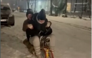 VIDEO Uznemirujuća snimka strašne nesreće: Tinejdžerice pale sa sanjki, auto ih pregazio