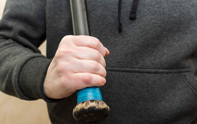 Dvojica muškaraca letvama i vilama napali muškarca u vozilu