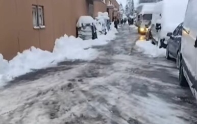 Sami napravili svoju ralicu i nasmijali društvene mreže! Pogledajte kako čisti snijeg