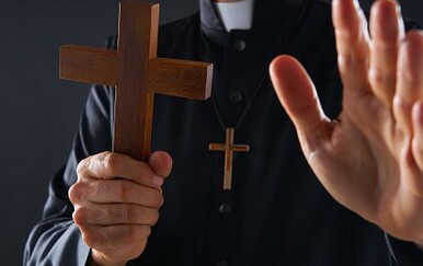 Vjernike uznemirila naljepnica na blagoslovu domova