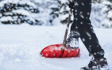 U Beogradu čiste snijeg puhačem lišća