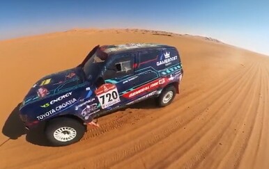 VIDEO Pogledajte ekskluzivnu snimku Šebaljeve Toyote kako kroči pustinjom