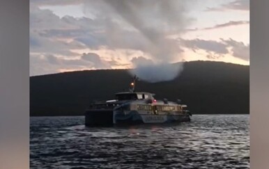 Oči u oči s zastrašujoćom pojavom: Jadrolinijin katamaran zapeo usred pijavice, reakcija kapetana je fantastična