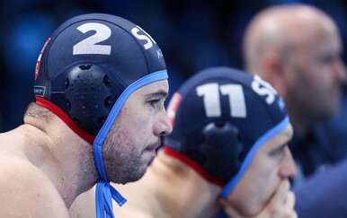 VIDEO Srbi napadaju suce za pokušaj krađe! Pogledajte prekršaj legende za četiri minute s igračem manje u bazenu