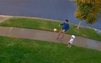 Što to izvodi? Tata se malo previše zaigrao, a sve snimila nadzorna kamera