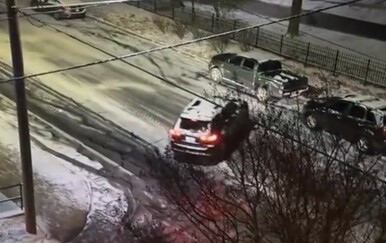 Čudo ili čista sreća? Manevar na zaleđenoj cesti ostavio promatrače bez riječi