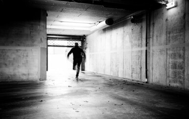 U Karlovcu muškarac pobjegao iz suda, napao policiju