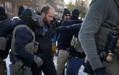 Šokantne scene iz Minnesote: Suzavac i granate na prosvjednike, priveli dječaka