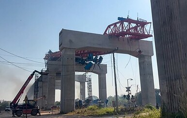 Najmanje 12 poginulih nakon pada dizalice na vlak na sjeveroistoku Tajlanda