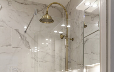 Tuš kabine s pločicama koje imitiraju mramor