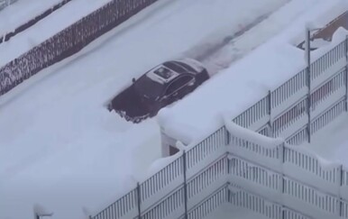 Vozač se pokušao obračunati sa snijegom na cesti, njegov pokušaj nasmijao gledatelje