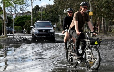 Bujične poplave pogodile australsku državu Victoriju, automobili u moru