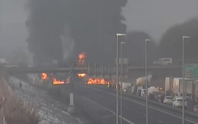 Teška nesreća na autocesti u Sloveniji, izbio veliki požar