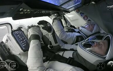 Kapsula s bolesnim astronautom i tri člana posade spustila se na Zemlju