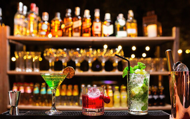 Kako se piše: koktel bar ili koktel-bar