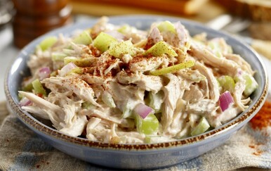 Hladna salata od piletina, jaja i grčkog jogurta recept