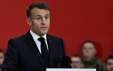 Predsjednik se pred vojnicima pojavio s krvavim okom