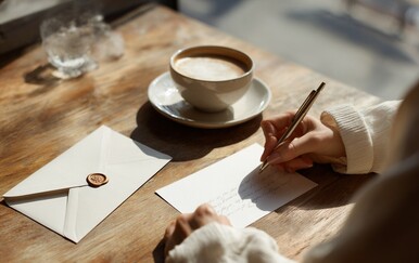 Hit u Parizu: Kafić u koji ljudi dolaze napisati pisma koja će stići na adresu tek za 5 godina