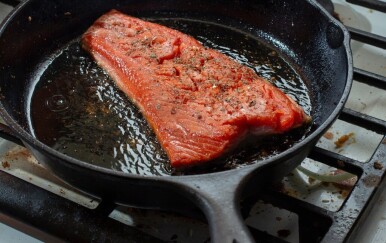 4 namirnice koje nikad ne biste trebali pripremati u tavi od lijevanog željeza