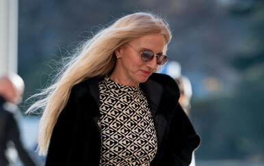 Street style Šibenik u uskoj haljini i ženstvenim gležnjačama