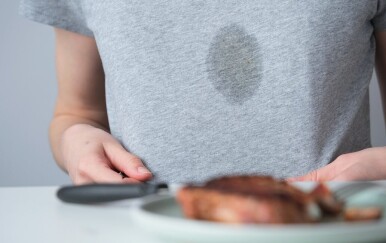 Kako ukloniti masnu mrlju s odjeće, čak i kada se pojavi nakon pranja?