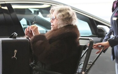 Jane Fonda snimljena u kolicima na aerodromu