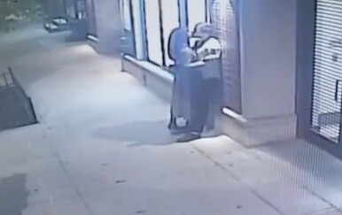 Zaljubljeni par za dlaku izbjegao tragediju, kamera zabilježila šokantni trenutak