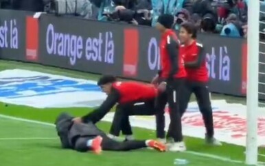 VIDEO Marokanci nisu htjeli dati Senegalcu da obriše loptu: Skupljači čupali ručnik iz ruku rezervnog golmana