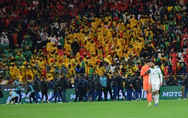 VIDEO Senegalci se povukli s terena, a navijači upali na teren te s potukli s policijom i redarima